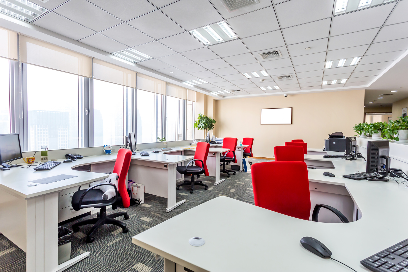 Pourquoi investir dans des bureaux adaptés à vos espaces de travail ?
